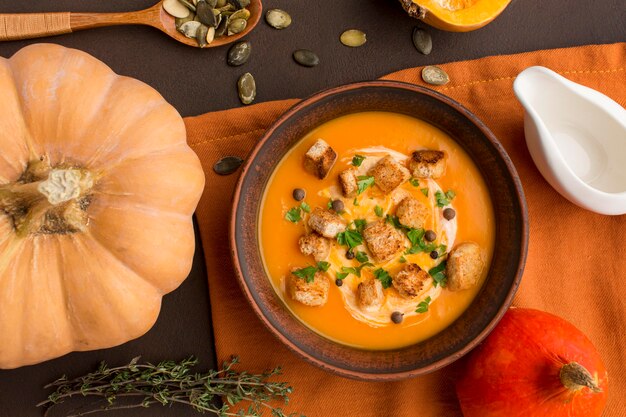 Flache Lage der Winterkürbissuppe in der Schüssel mit Croutons