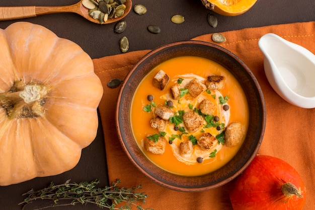 Flache Lage der Winterkürbissuppe in der Schüssel mit Croutons