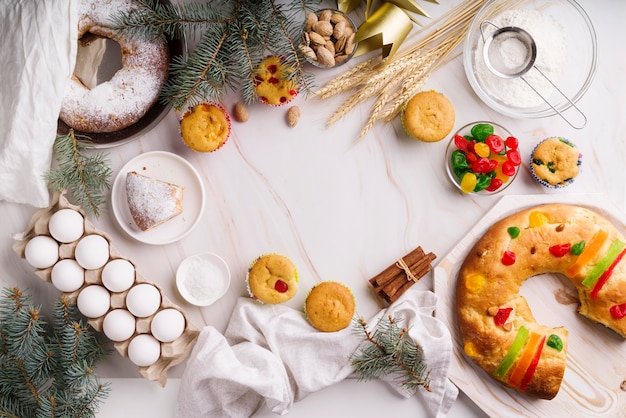 Flache Lage des Dreikönigstag-Desserts mit Zutaten