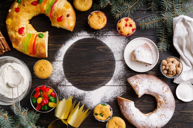 Flache Lage des Dreikönigstag-Nachtischs mit Mehl und Fichte