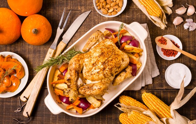 Flache Lage des Erntedankfestes mit Mais und gebratenem Huhn