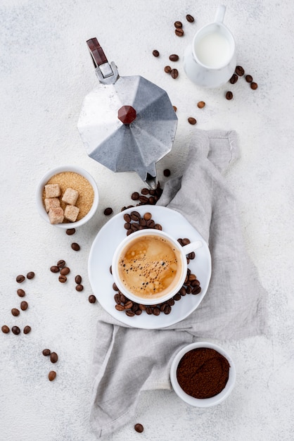 Flache Lage des Kaffeekonzepts auf weißem Tisch