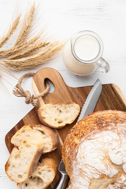 Kostenloses Foto flache lage des köstlichen brotkonzepts