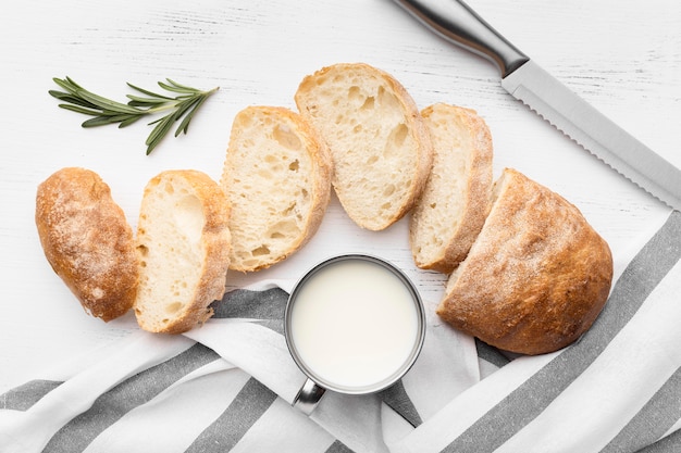 Kostenloses Foto flache lage des köstlichen brotkonzepts