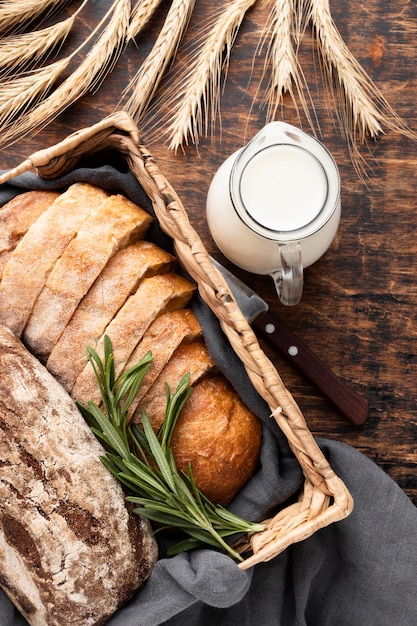 Kostenloses Foto flache lage des köstlichen brotkonzepts