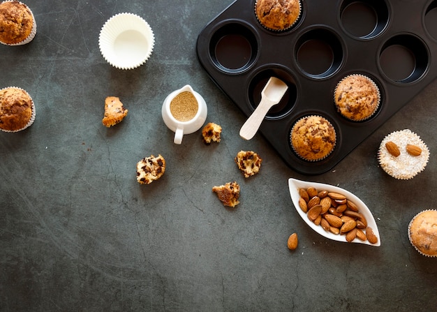 Flache Lage des köstlichen Cupcakes-Konzepts