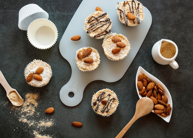 Flache Lage des köstlichen Cupcakes-Konzepts