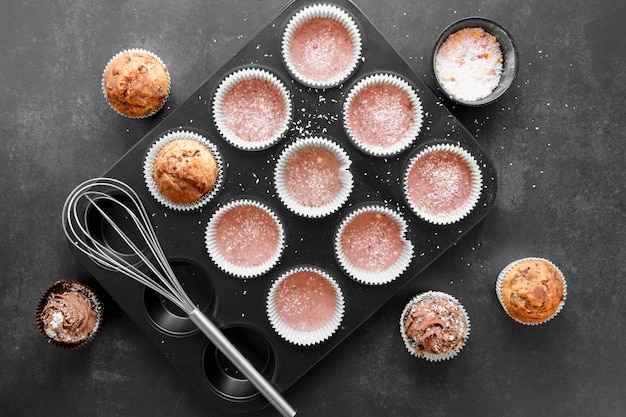 Kostenloses Foto flache lage des köstlichen cupcakes-konzepts