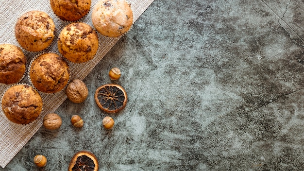 Flache Lage des köstlichen Cupcakes-Konzepts