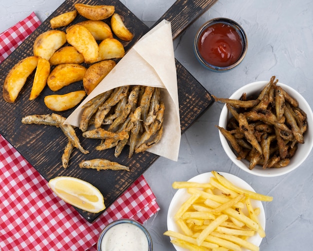 Flache Lage des köstlichen Fish and Chips-Konzepts