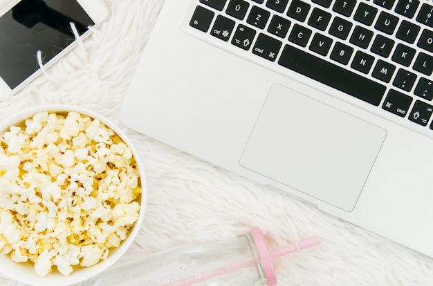 Flache Lage des Popcorns und des Laptops für Kinokonzept