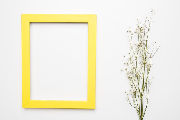 Flache Lage des Rahmens mit Blumenkonzept
