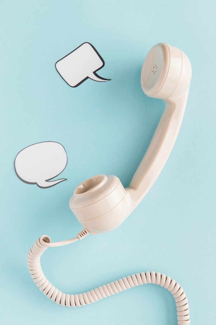 Kostenlose Foto flache lage des retro-telefonhörers mit chatblasen
