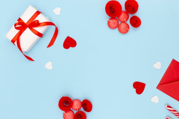 Flache Lage des Valentinstags vorhanden mit Umschlag und Herzen