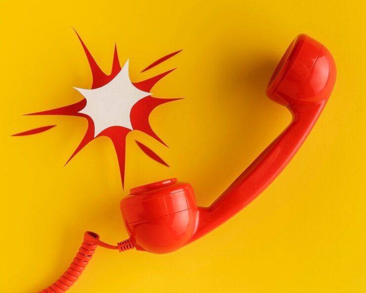 Kostenlose Foto flache lage des vintage-telefonhörers mit kabel- und papierform