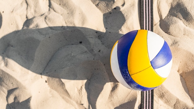 Flache Lage des Volleyball auf dem Strandsand