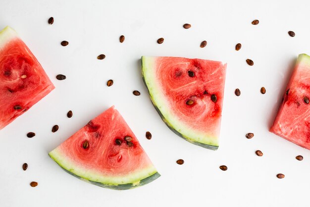 Flache Lage geschnittene Wassermelonenanordnung mit Kopienraum