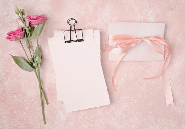 Flache Lage Hochzeitsarrangement mit Einladung und Blumen