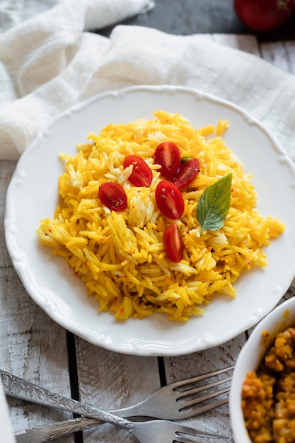Flache Lage indisches Essen mit Reis und Tomaten