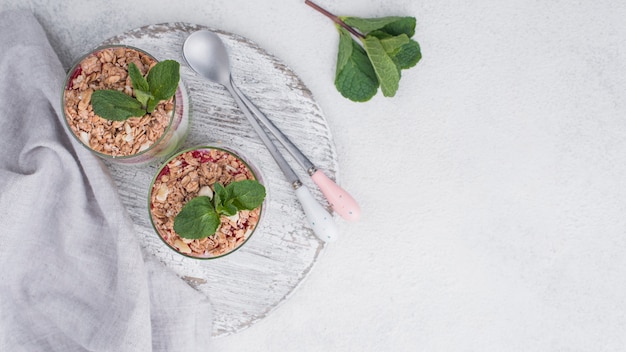 Flache Lage Joghurtgläser mit Müsli und Kopierraum