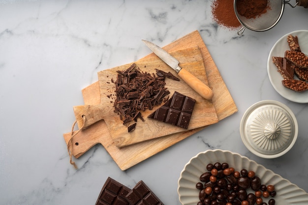 Flache Lage köstliche Arten von Schokoladenarrangements