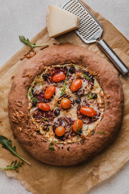 Flache Lage köstliche Pizza mit Parmesan