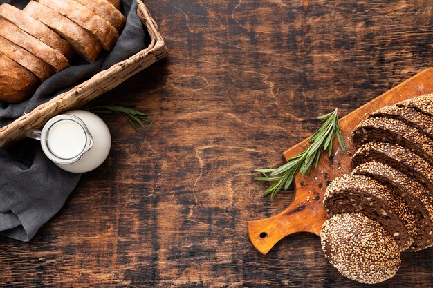 Flache Lage köstlichen Brotes mit Kopierraum