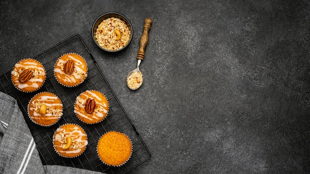 Kostenloses Foto flache lage köstlicher muffins mit nüssen und kopierraum