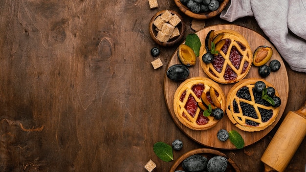 Flache Lage köstlicher Obstkuchen mit Pflaumen und Kopierraum