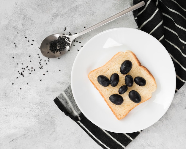 Flache Lage köstliches Frühstück mit Oliven