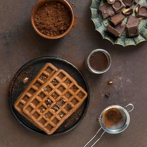 Kostenloses Foto flache lage köstliches waffelfrühstück