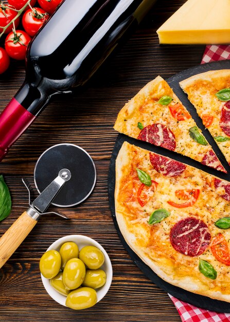 Flache Lage leckere Pizza Zusammensetzung