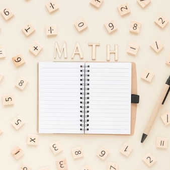 Flache lage mathe und wissenschaft scrabble board zahlen mit notebook