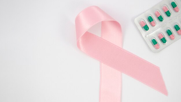 Flache Lage Pink Ribbon und Pillen Anordnung