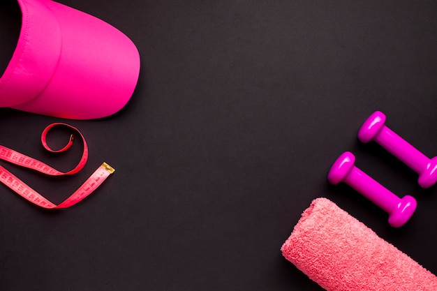 Kostenloses Foto flache lage rosa sportliche ästhetik mit dunklem hintergrund