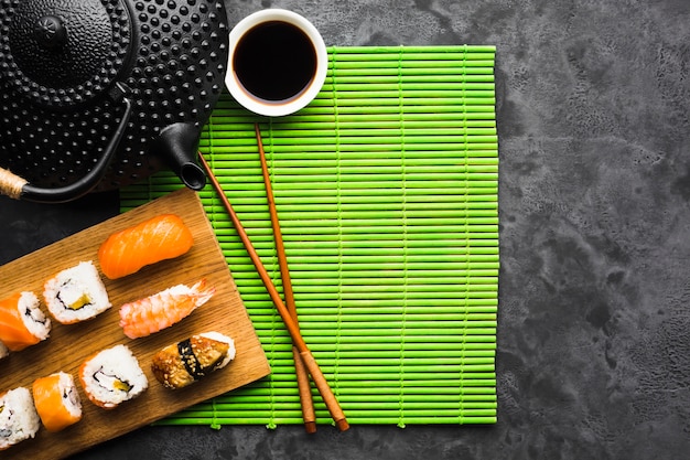 Flache Lage-Sushi-Anordnung mit Kopienraum