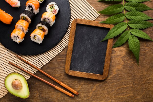 Flache Lage Sushi Anordnung mit schwarzer Tafel