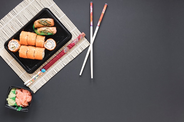 Flache Lage Sushi-Komposition mit Exemplar