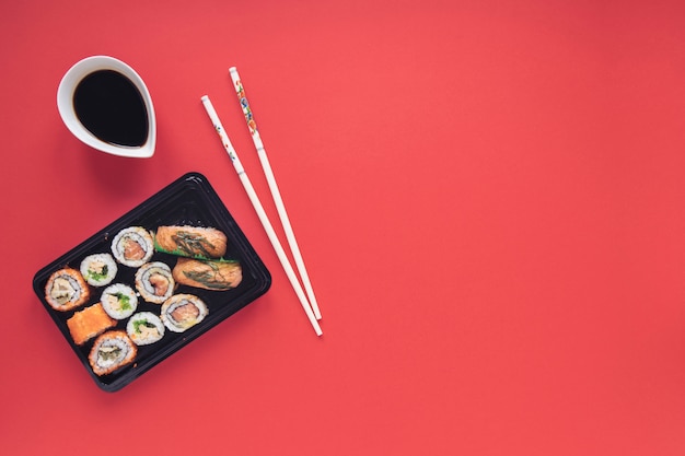 Flache Lage Sushi-Komposition mit Exemplar