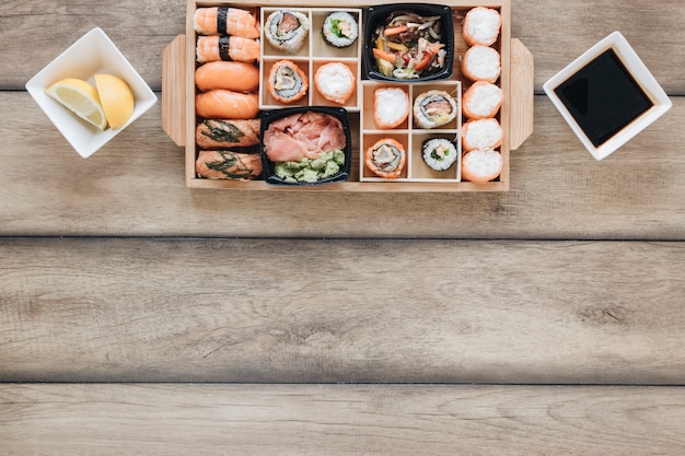 Kostenloses Foto flache lage sushi-komposition mit exemplar