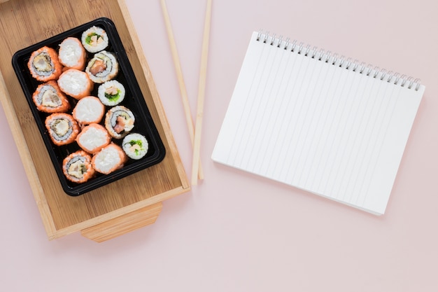 Flache Lage Sushi-Komposition mit Notizblock-Vorlage