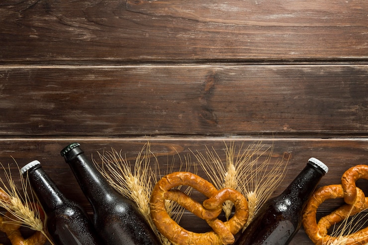 Kostenlose Foto flache lage von bierflaschen mit brezeln und kopierraum