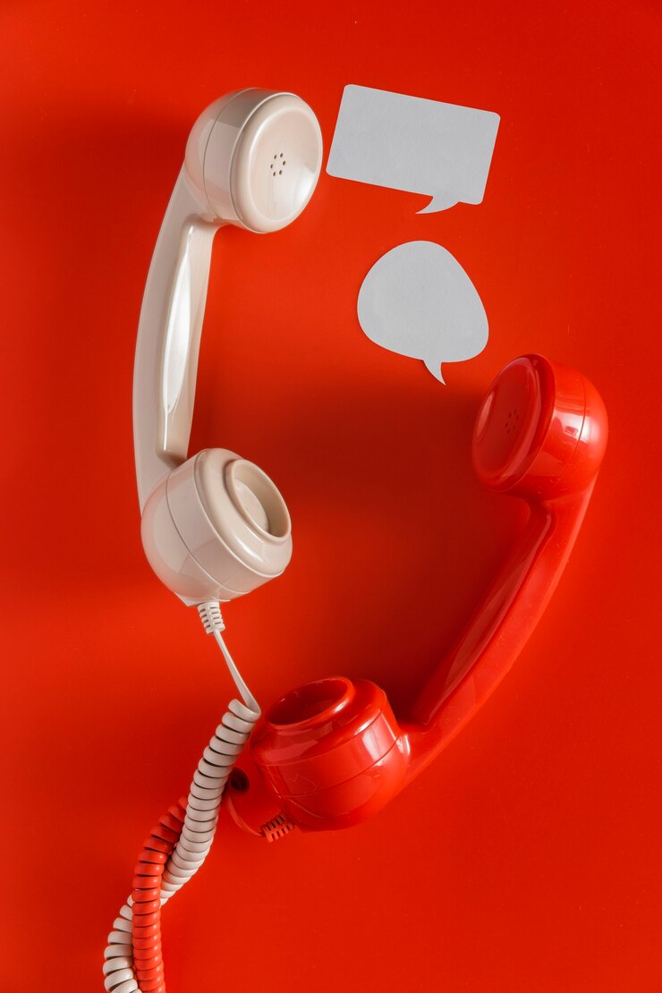 Kostenlose Foto flache lage von chatblasen mit zwei telefonhörern und kabel