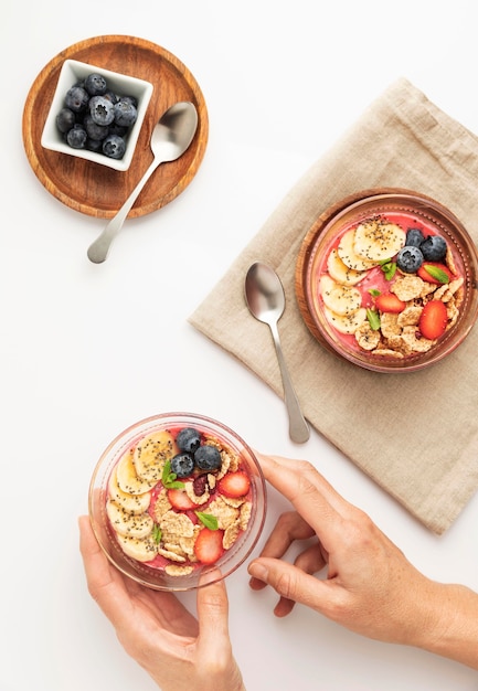 Flache Lage von Cornflakes in Schüssel mit Blaubeeren und Erdbeeren