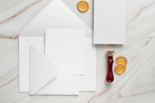 Flache Lage von Hochzeitspapier und Umschlag mit Siegel und Stempel