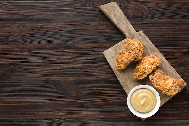 Kostenloses Foto flache lage von huhn und mayonnaise mit kopierraum