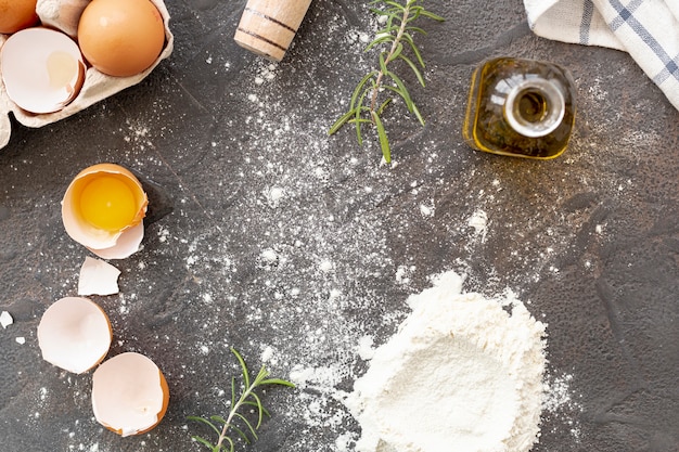 Flache Lage von italienischen Bestandteilen auf einfachem Hintergrund