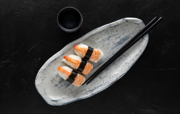 Flache Lage von köstlichem Sushi mit Kopierraum
