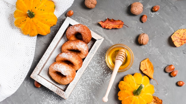 Flache Lage von köstlichen Donuts und Honig