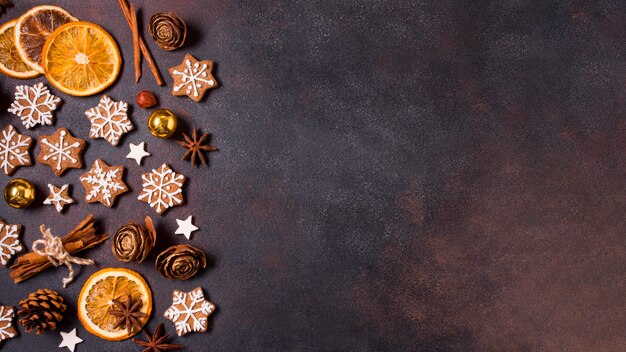 Flache Lage von Lebkuchen und getrockneten Zitrusfrüchten für Weihnachten